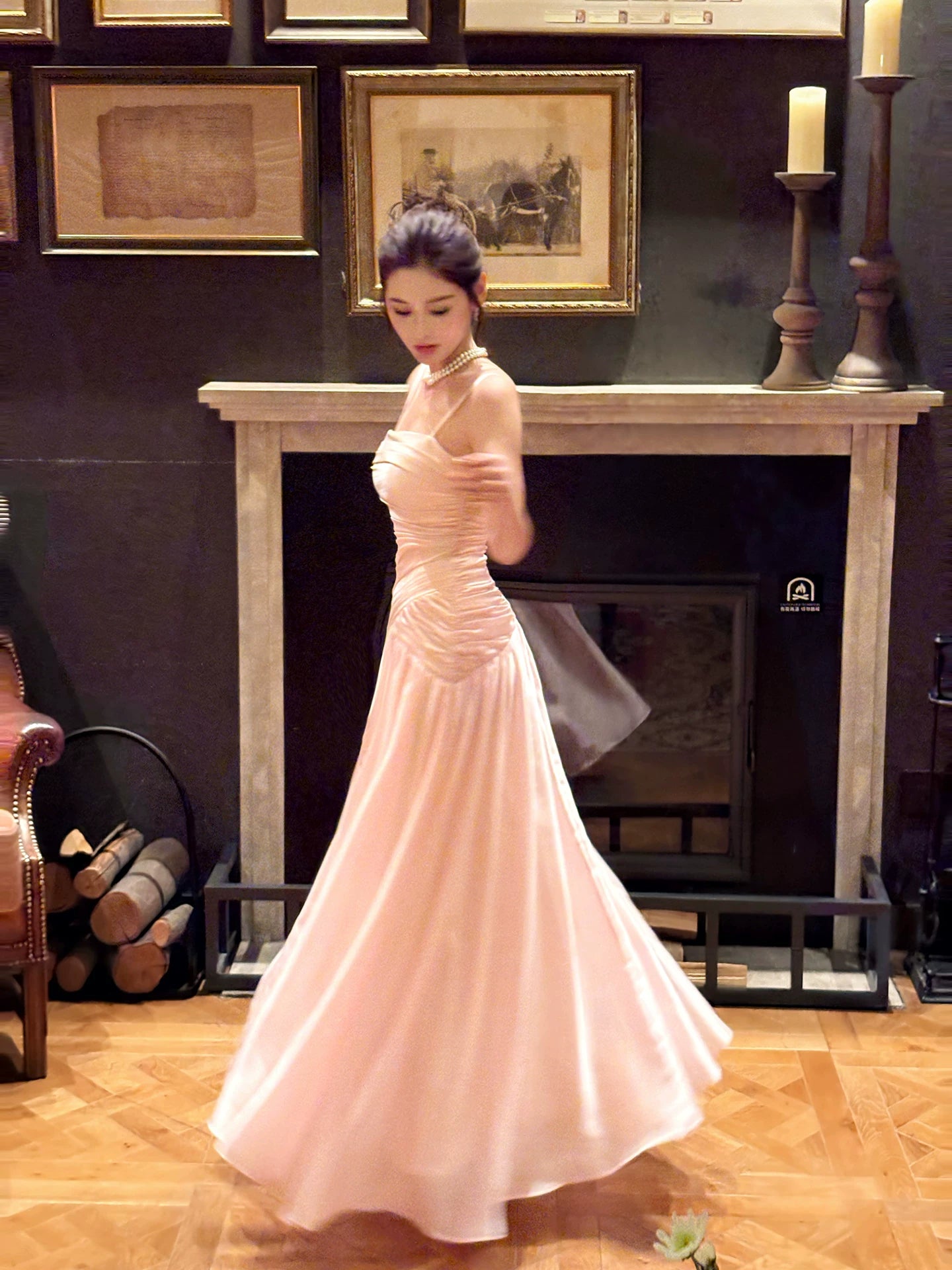 Robe de bal longue plissée en satin rose satiné à fines bretelles, style sirène élégante. Tenue idéale pour une remise de diplôme, un anniversaire ou les fêtes (N083).