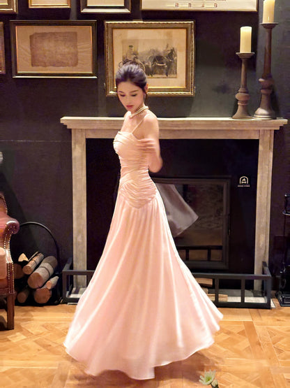 Robe de bal longue plissée en satin rose satiné à fines bretelles, style sirène élégante. Tenue idéale pour une remise de diplôme, un anniversaire ou les fêtes (N083).