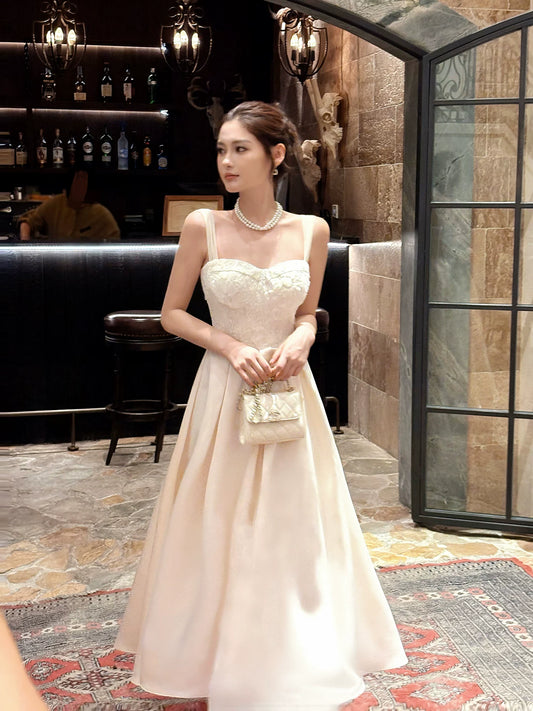 Elegantes A-Linien-Abendkleid aus elfenbeinfarbenem Satin und Spitze mit Herzausschnitt, auch als Hochzeitsgastkleid oder Outfit für den 20. Geburtstag geeignet (AB2433).