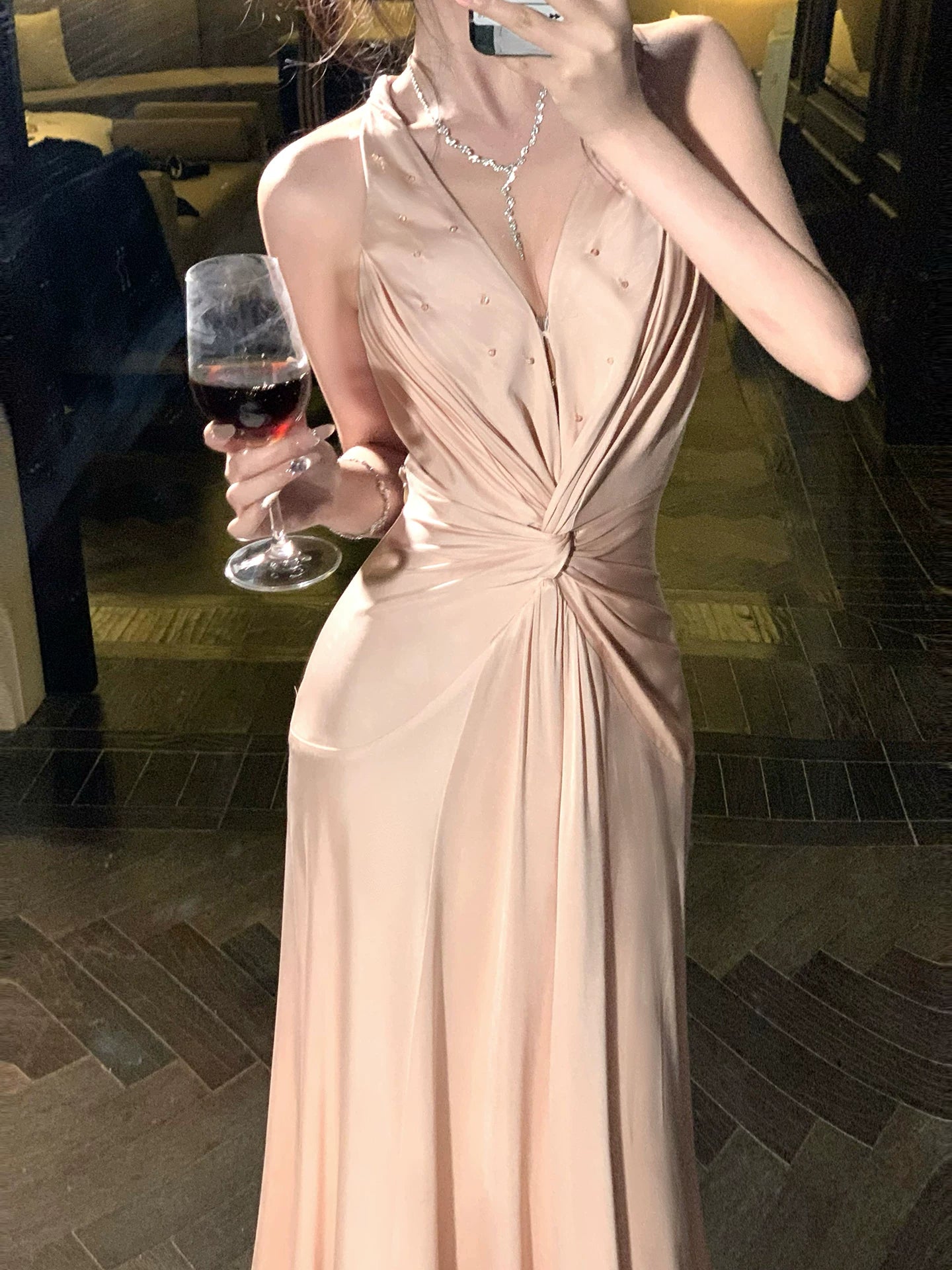 Robe de bal modeste en satin rose, dos nu et col halter, coupe trapèze, idéale pour un mariage ou un 20e anniversaire (AB2458)