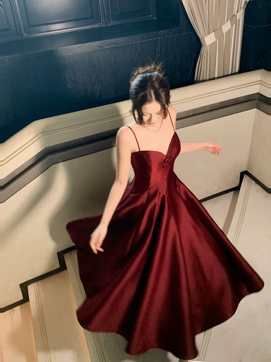Elegantes, bordeauxrotes Satin-Abendkleid mit Spaghettiträgern in A-Linie, auch als Hochzeitsgastkleid oder Outfit für den 20. Geburtstag geeignet (AB2429).