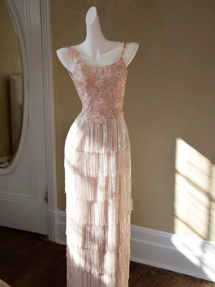 Glitzerndes Etuikleid mit Spaghettiträgern, rosa Quasten, Inspiration für lange Party-Abendkleider zum 20. Geburtstag AB2344