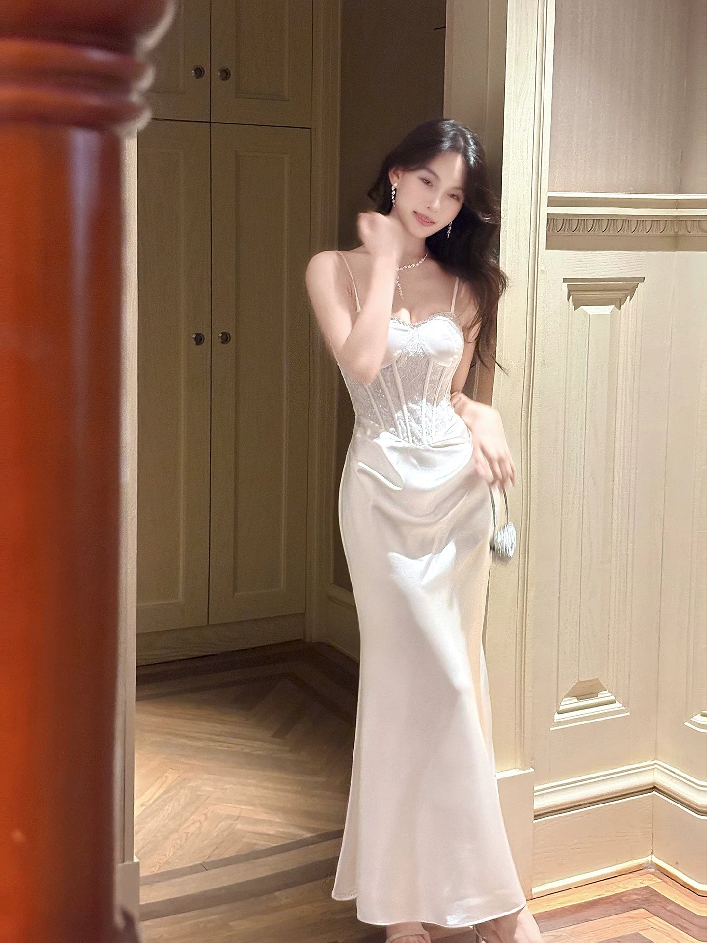 Robe de bal longue plissée en satin blanc satiné, élégante, à fines bretelles spaghetti, style sirène. Tenue de soirée de remise de diplômes esthétique N089