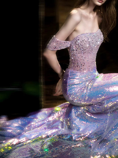 Elegantes Meerjungfrauen-Abendkleid mit schulterfreiem Schnitt, lila Pailletten – Inspiration für lange Partykleider und Outfits zum 19. Geburtstag AB2305
