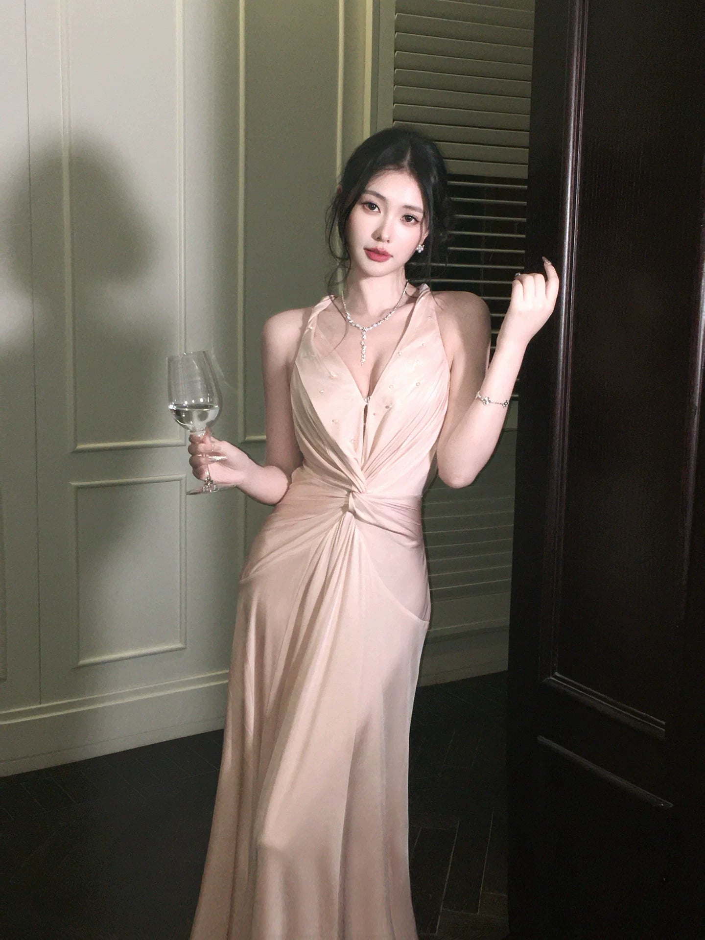 Robe de bal modeste en satin rose, dos nu et col halter, coupe trapèze, idéale pour un mariage ou un 20e anniversaire (AB2458)