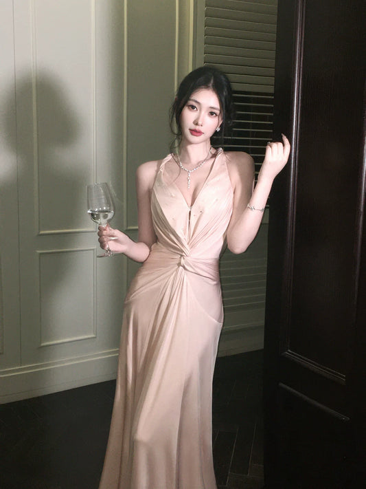 Elegantes, rückenfreies A-Linien-Abendkleid aus rosa Satin mit Neckholder, auch als Hochzeitsgastkleid oder Outfit zum 20. Geburtstag geeignet (AB2458).