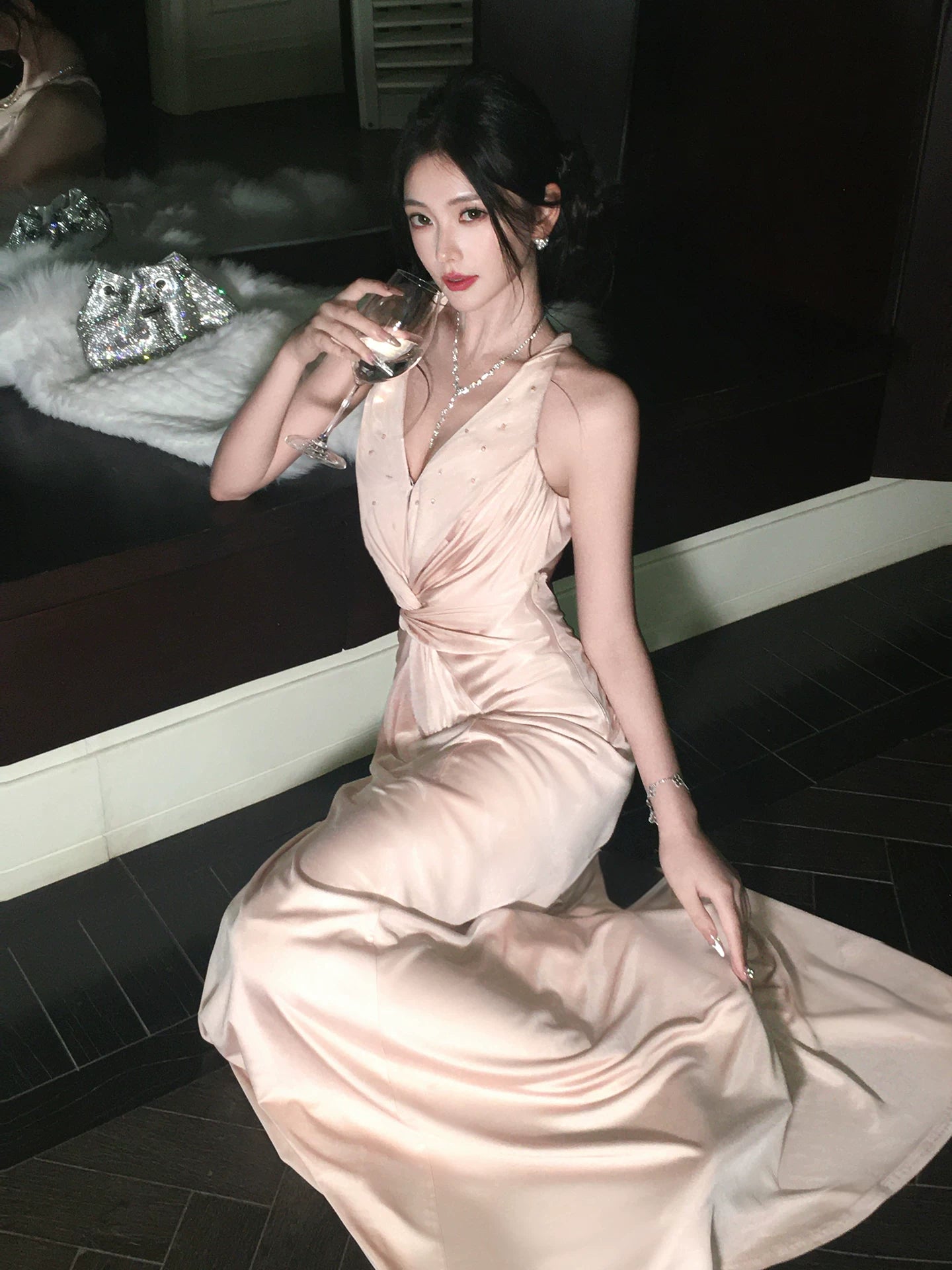 Robe de bal modeste en satin rose, dos nu et col halter, coupe trapèze, idéale pour un mariage ou un 20e anniversaire (AB2458)