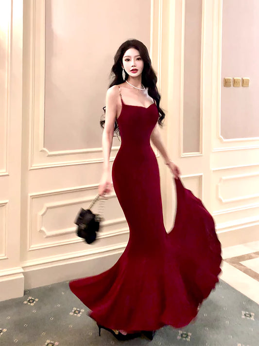 Elegantes, burgunderrotes Meerjungfrauen-Abendkleid mit Spaghettiträgern, auch als Hochzeitsgastkleid oder Outfit zum 20. Geburtstag geeignet (AB2493).