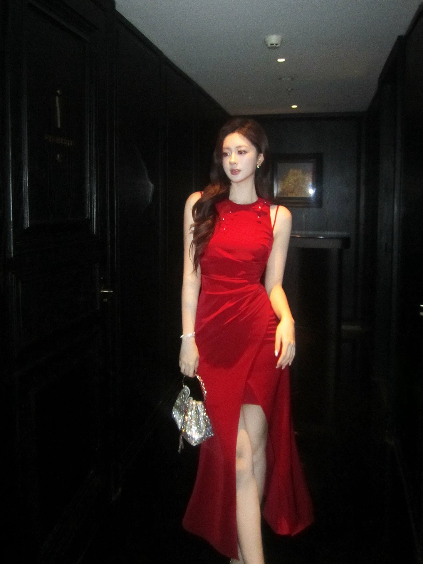 Robe de bal élégante en satin rouge, coupe fourreau, fente, longueur cheville, idéale pour une soirée d'anniversaire ou un 17e anniversaire (AB2461)