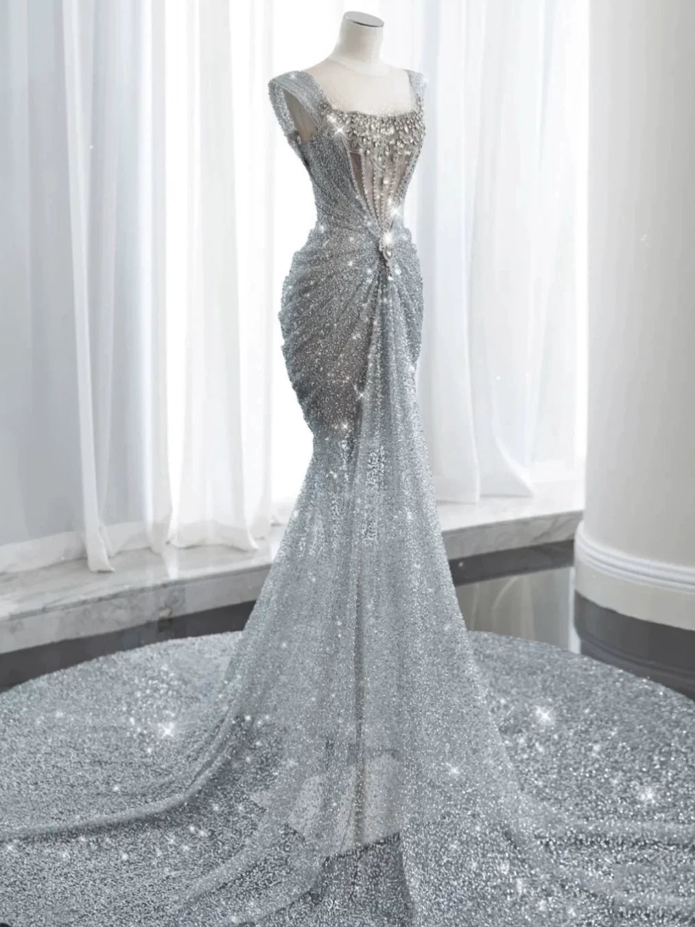 Robe de bal sirène modeste à encolure carrée et sequins argentés ornés de perles, inspiration robe de soirée longue pour un 19e anniversaire AB2276