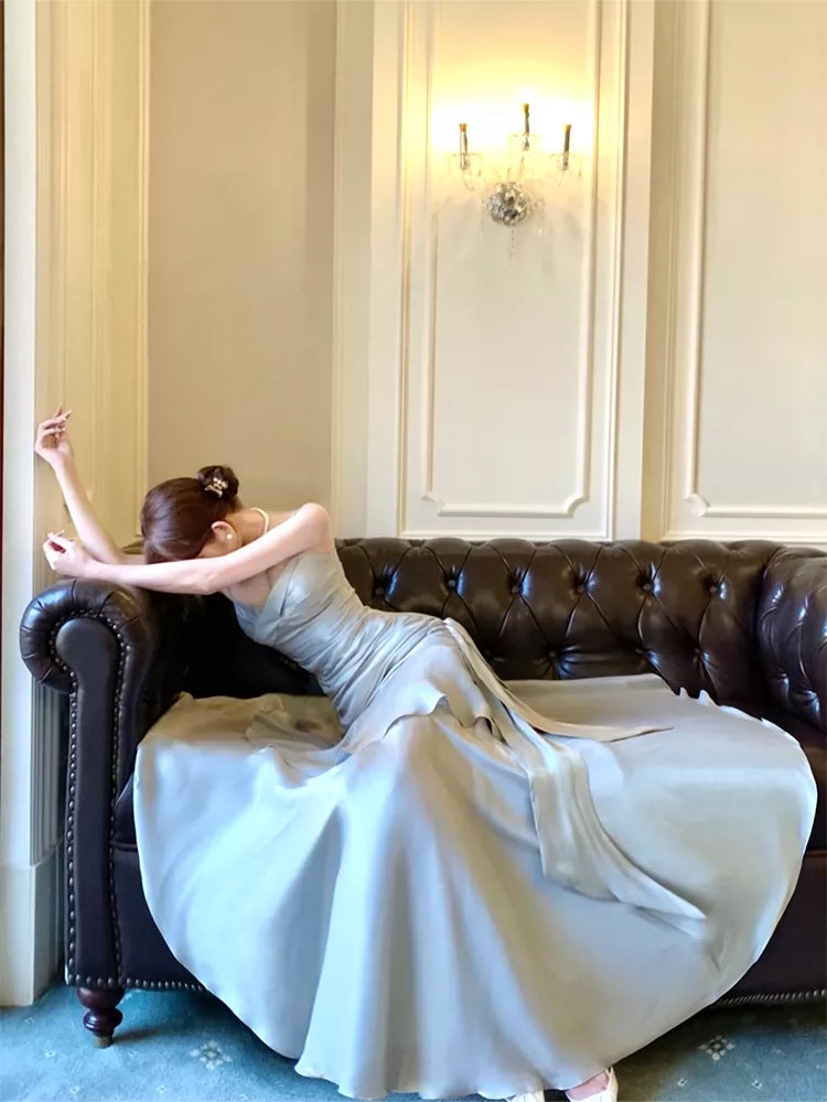Robe de bal longue sirène à fines bretelles et volants argentés, idéale pour les lycéennes, les jeunes filles et les jeunes filles. Parfaite pour une soirée de remise de diplômes ou un anniversaire de 20 ans (AB2506).