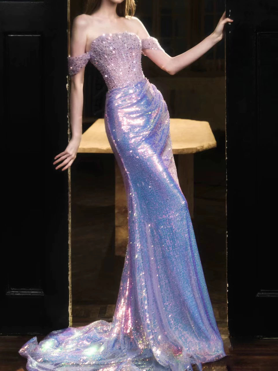Elegantes Meerjungfrauen-Abendkleid mit schulterfreiem Schnitt, lila Pailletten – Inspiration für lange Partykleider und Outfits zum 19. Geburtstag AB2305