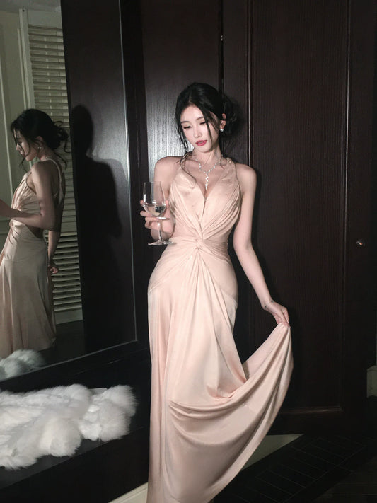 Elegantes, rückenfreies A-Linien-Abendkleid aus rosa Satin mit Neckholder, auch als Hochzeitsgastkleid oder Outfit zum 20. Geburtstag geeignet (AB2458).