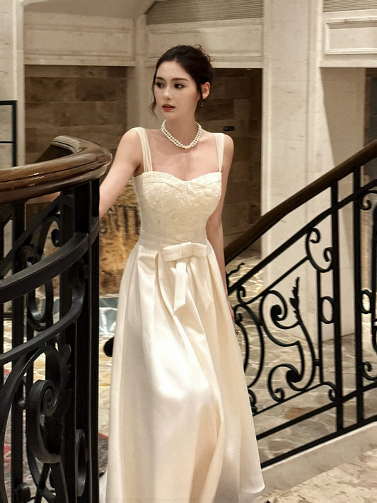 Elegantes A-Linien-Abendkleid aus elfenbeinfarbenem Satin und Spitze mit Herzausschnitt, auch als Hochzeitsgastkleid oder Outfit für den 20. Geburtstag geeignet (AB2433).