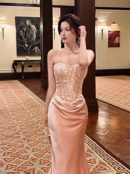 Robe de bal longue rose à fines bretelles spaghetti et volants, style sirène, idéale pour un mariage ou un 20e anniversaire (AB2489)