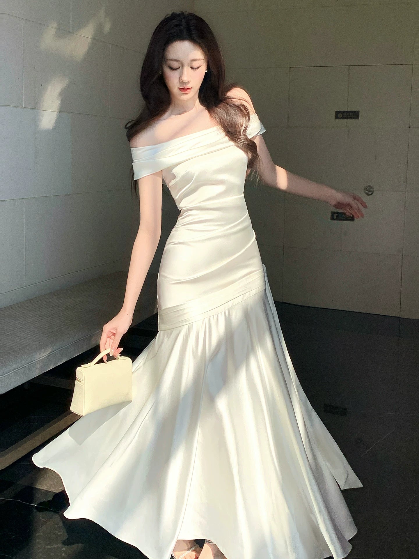 Robe de bal longue blanche élégante à épaules dénudées, style sirène, idéale pour une soirée d'anniversaire ou une fête de 16 ans (AB2452)