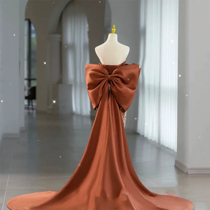 Elegantes, trägerloses Meerjungfrauen-Abendkleid mit Blumenmuster und Pailletten in Braun – Inspiration für lange Partys und den 19. Geburtstag (AB2323)
