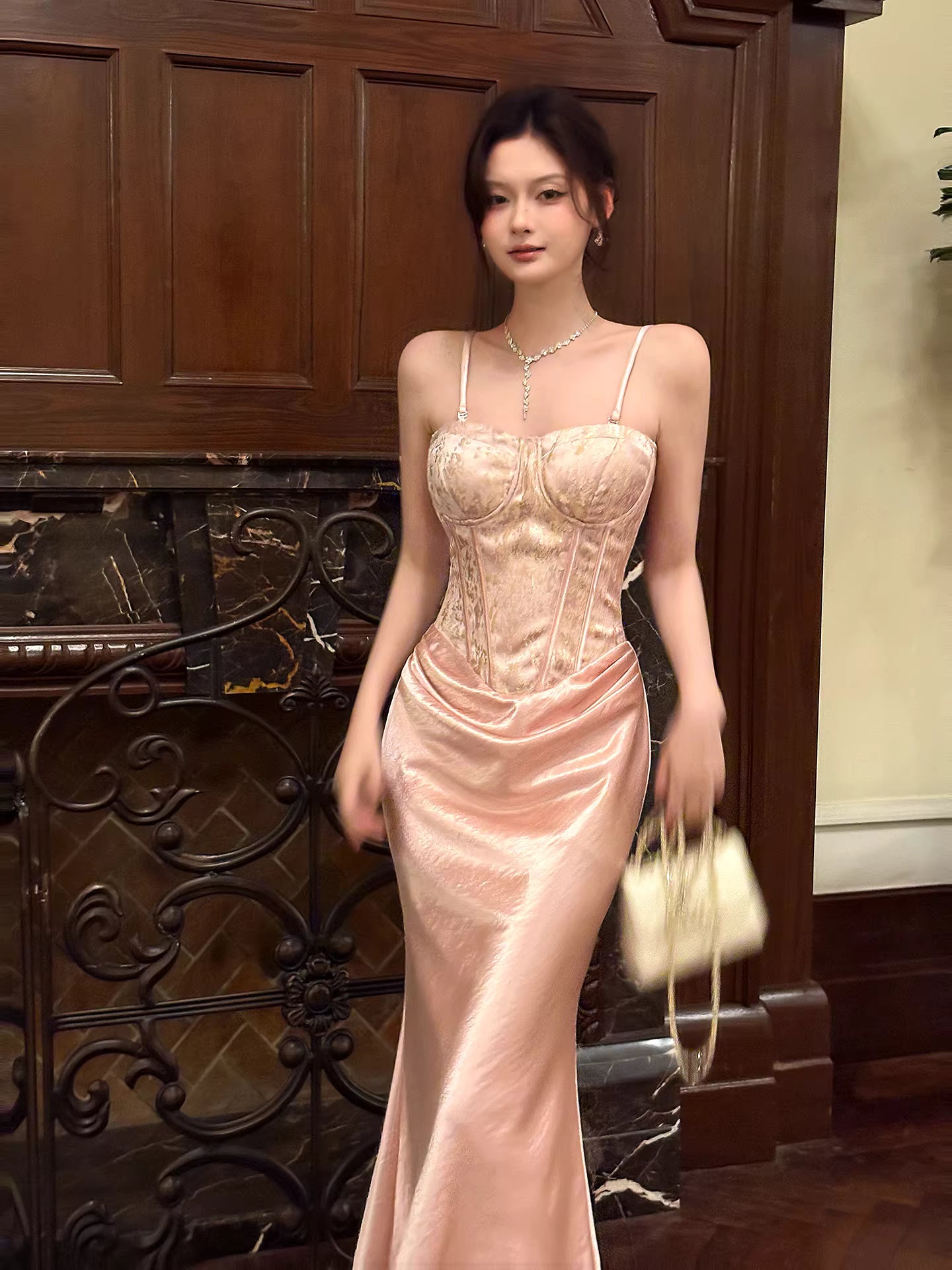 Robe de bal longue rose à fines bretelles spaghetti et volants, style sirène, idéale pour un mariage ou un 20e anniversaire (AB2489)