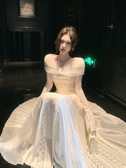 Robe de bal blanche en dentelle, coupe trapèze, épaules dénudées, manches longues, style modeste, idéale pour un mariage ou un anniversaire (AB2440)
