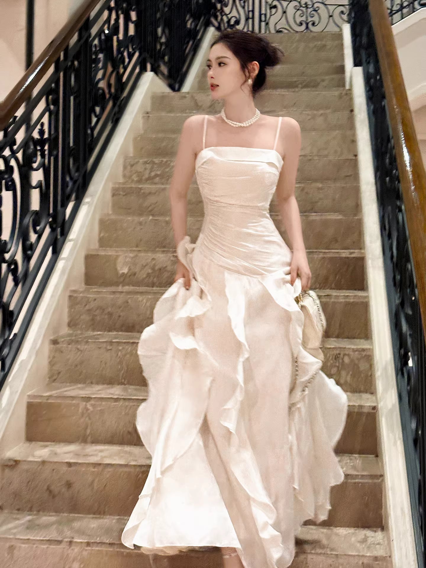 Robe de bal longue blanche à fines bretelles spaghetti et volants, style sirène, idéale pour un mariage ou un 20e anniversaire (AB2488)