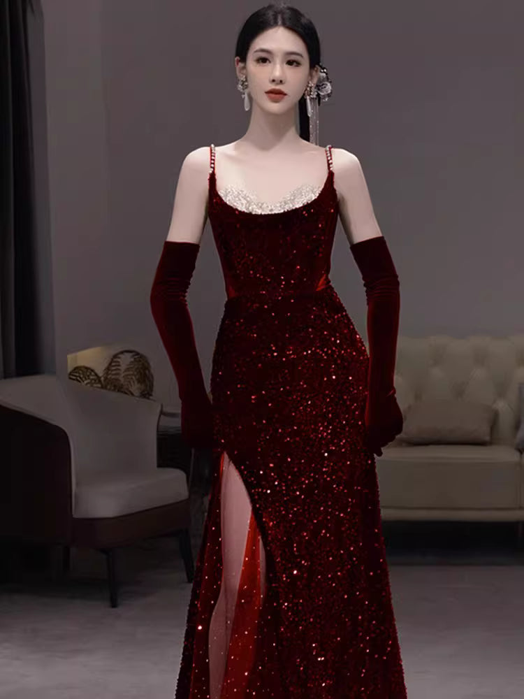 Robe de bal longue sirène glamour à fines bretelles et sequins bordeaux, idéale pour une soirée d'anniversaire (20 ans), AB2245