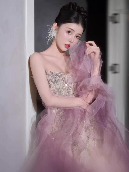Luxuriöses, trägerloses Meerjungfrauen-Kleid aus rosa Tüll mit gestufter Schleppe – Inspiration für lange Partykleider, Abendkleider und Outfits zum 20. Geburtstag AB2235