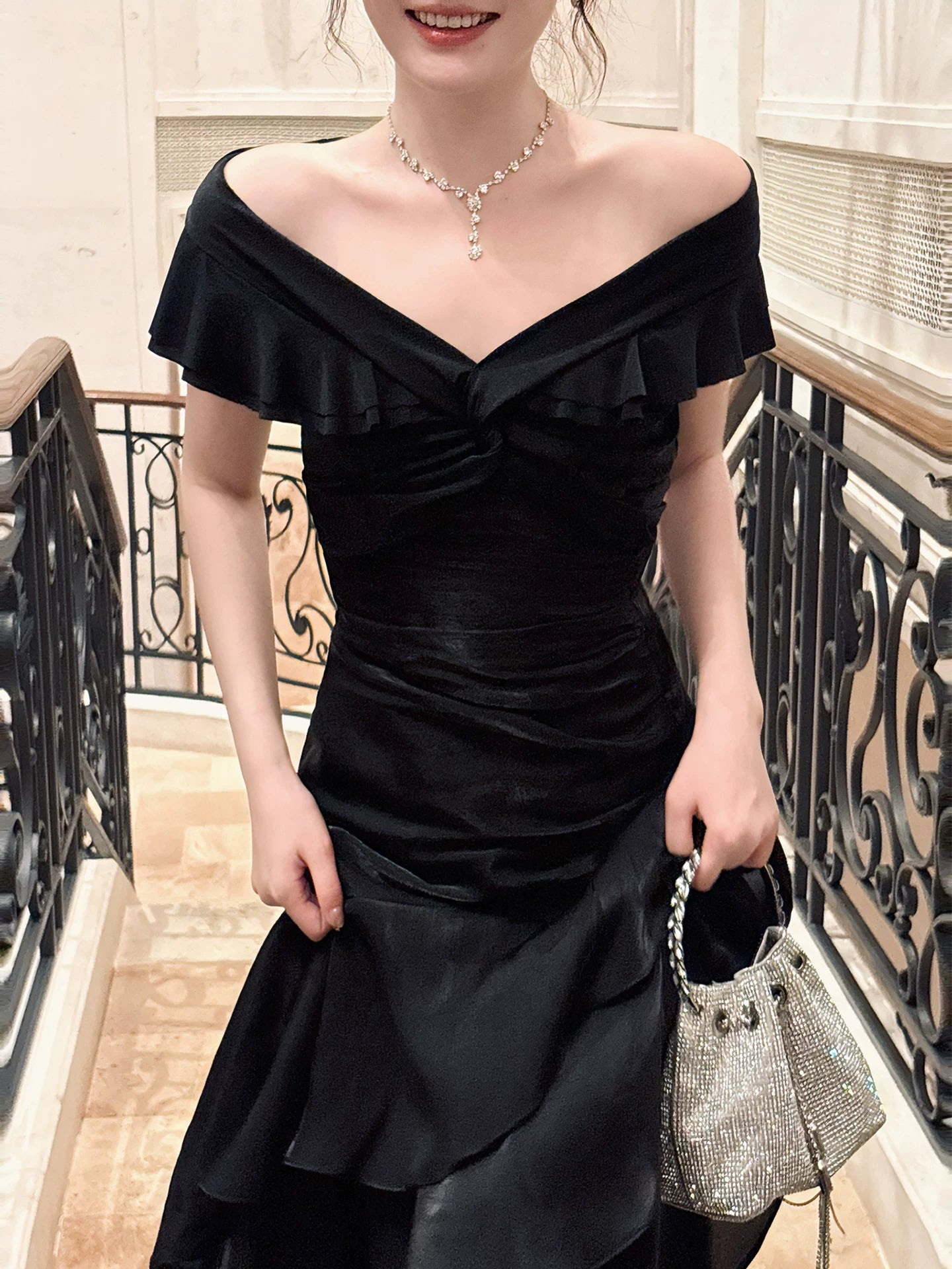 Robe de bal noire élégante à épaules dénudées, manches courtes et plissée, longueur au sol, style sirène, idéale pour une remise de diplôme ou un 20e anniversaire. 100 N