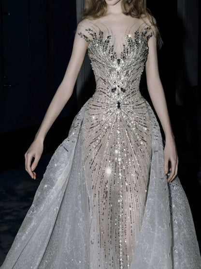 Robe de mariée sirène luxueuse à col rond et cape, ornée de sequins gris argentés. Robe de mariée cintrée AB2327