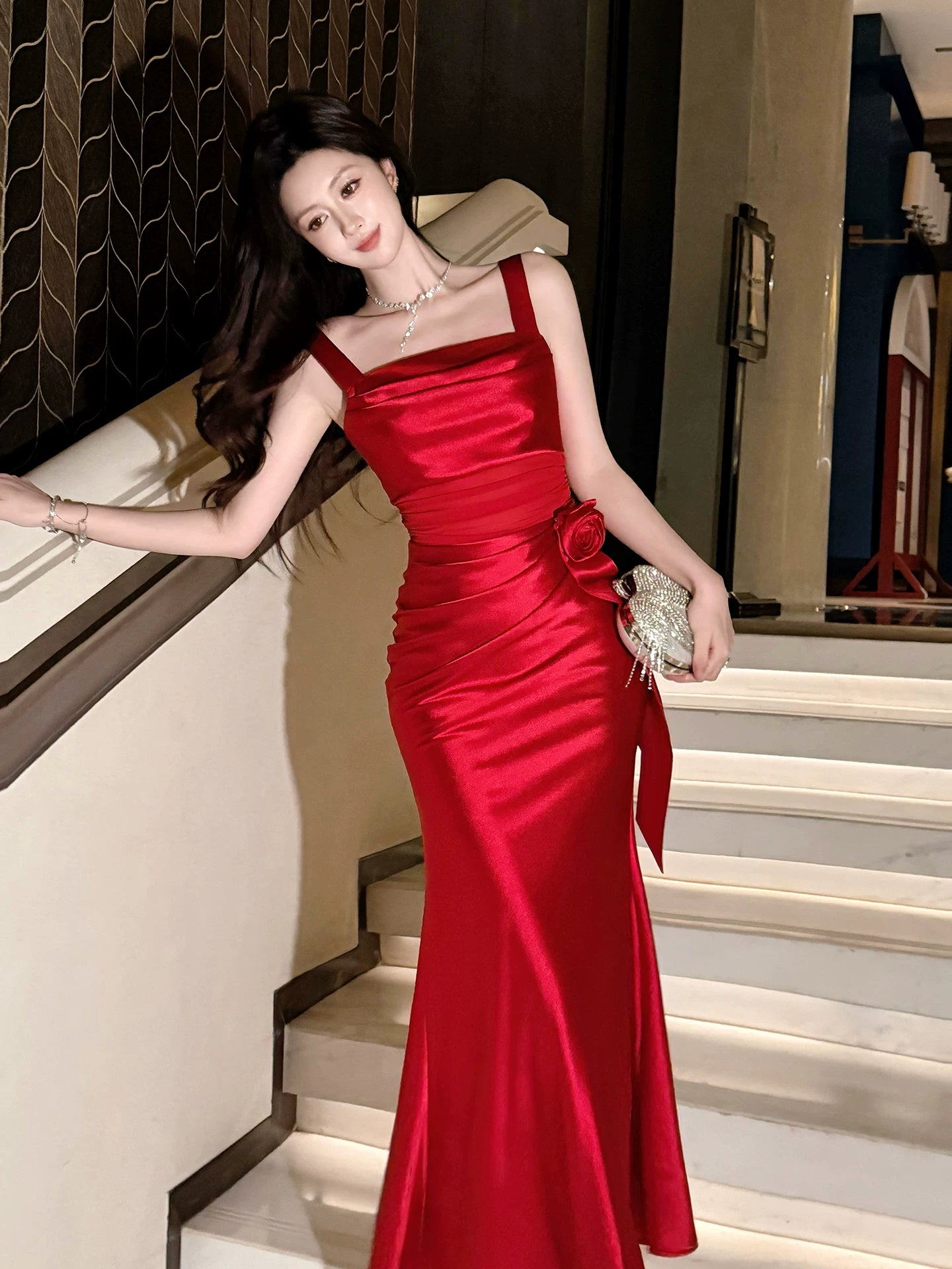Robe de bal élégante en satin rouge, coupe fourreau, col carré, longueur cheville, idéale pour une soirée d'anniversaire ou un 17e anniversaire (AB2454)
