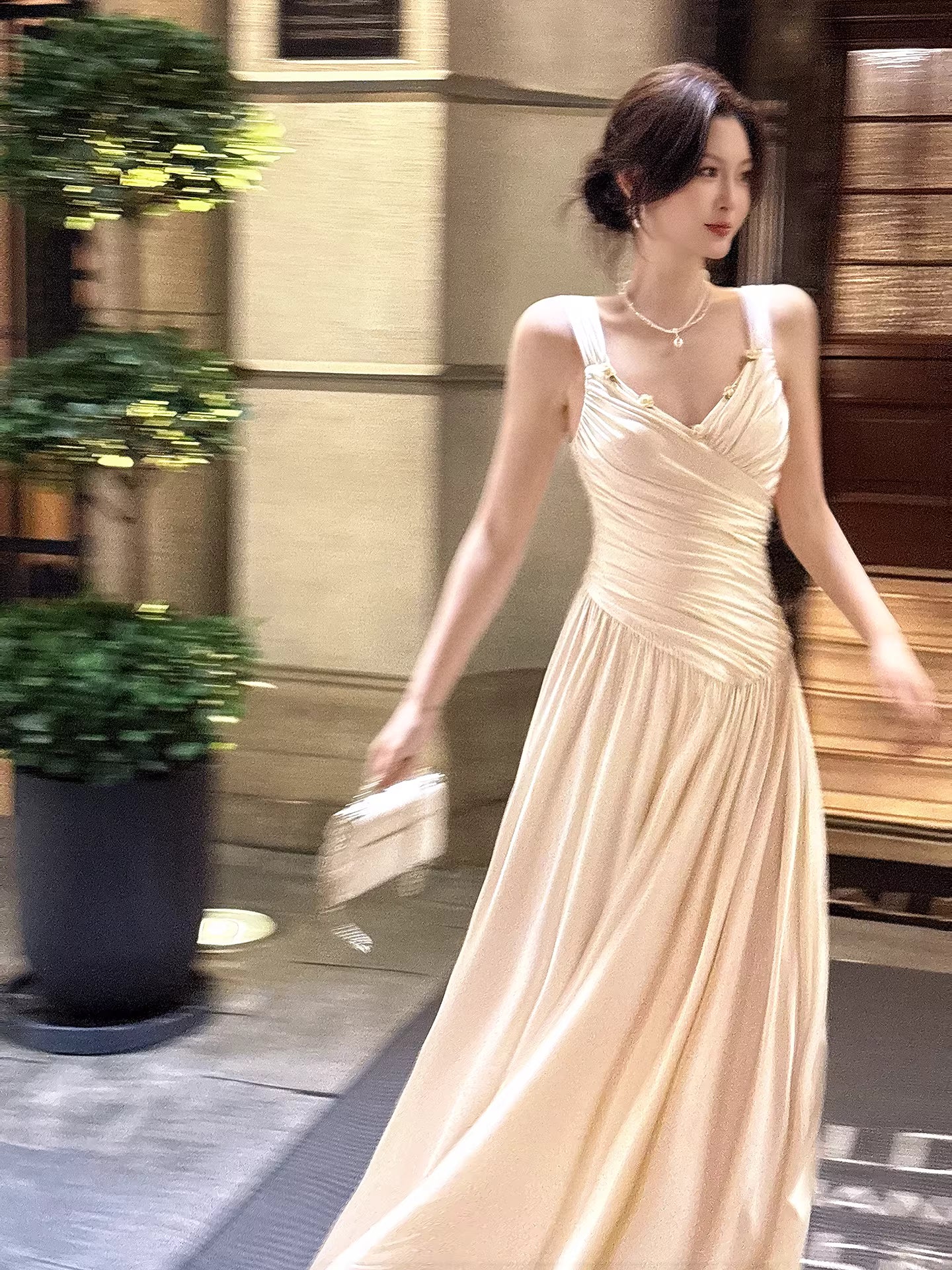Robe de soirée longue en satin ivoire, coupe trapèze, bretelles discrètes, idéale pour un mariage ou un anniversaire (20 ans) AB2496