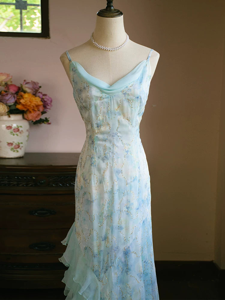 Robe de bal vintage années 1960, coupe trapèze, bretelles spaghetti, en mousseline bleu clair. Inspiration robe de soirée longue pour un 18e anniversaire. AB2386