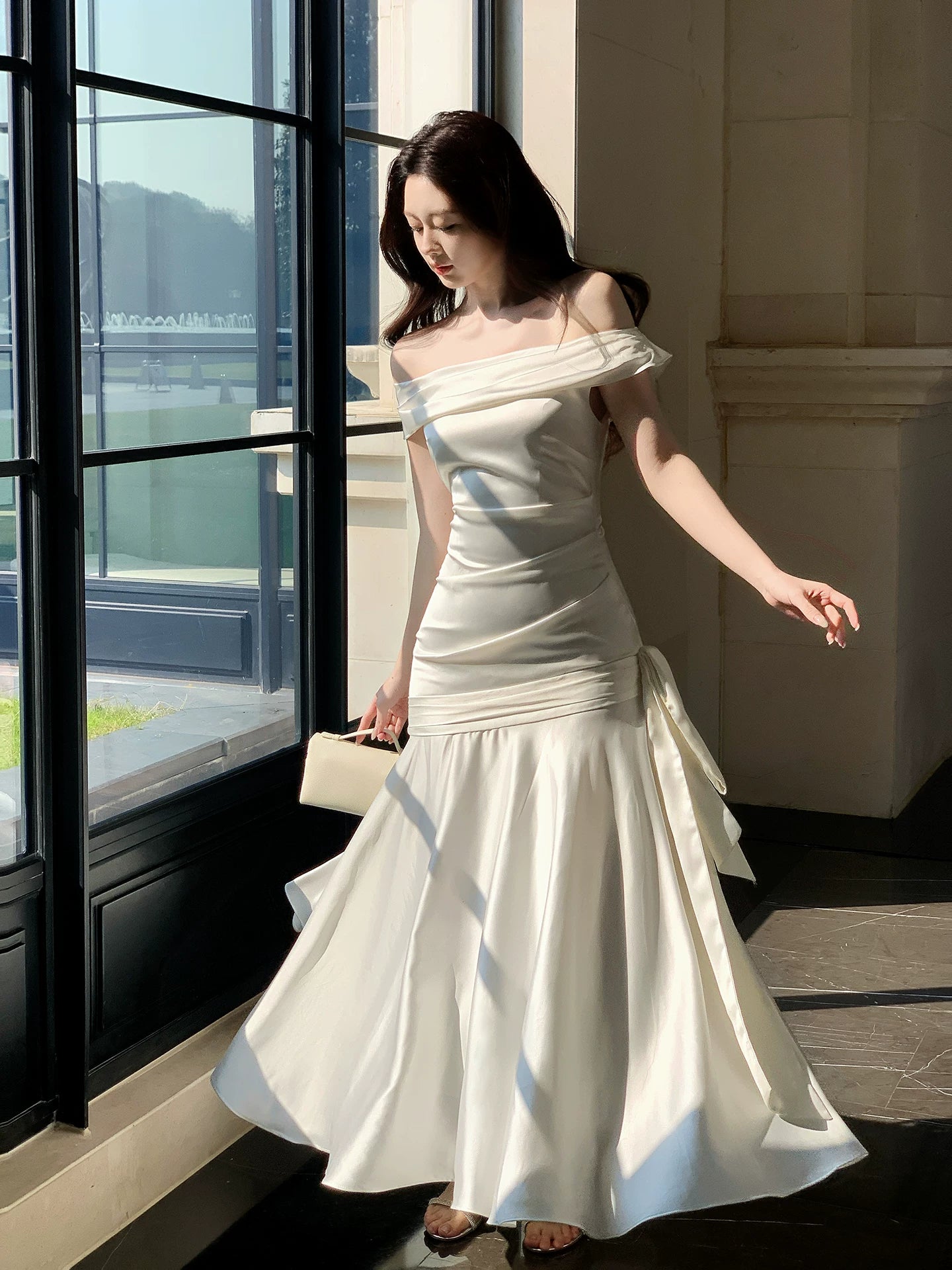 Robe de bal longue blanche élégante à épaules dénudées, style sirène, idéale pour une soirée d'anniversaire ou une fête de 16 ans (AB2452)