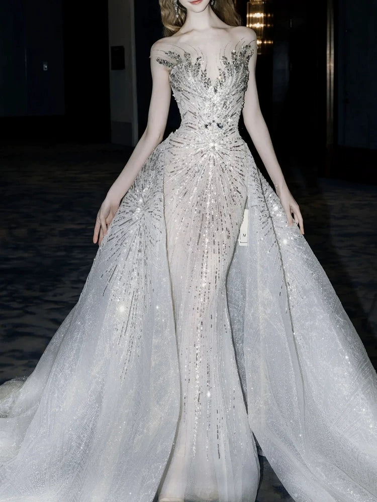 Robe de mariée sirène luxueuse à col rond et cape, ornée de sequins gris argentés. Robe de mariée cintrée AB2327