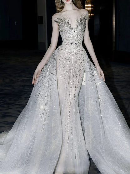 Robe de mariée sirène luxueuse à col rond et cape, ornée de sequins gris argentés. Robe de mariée cintrée AB2327