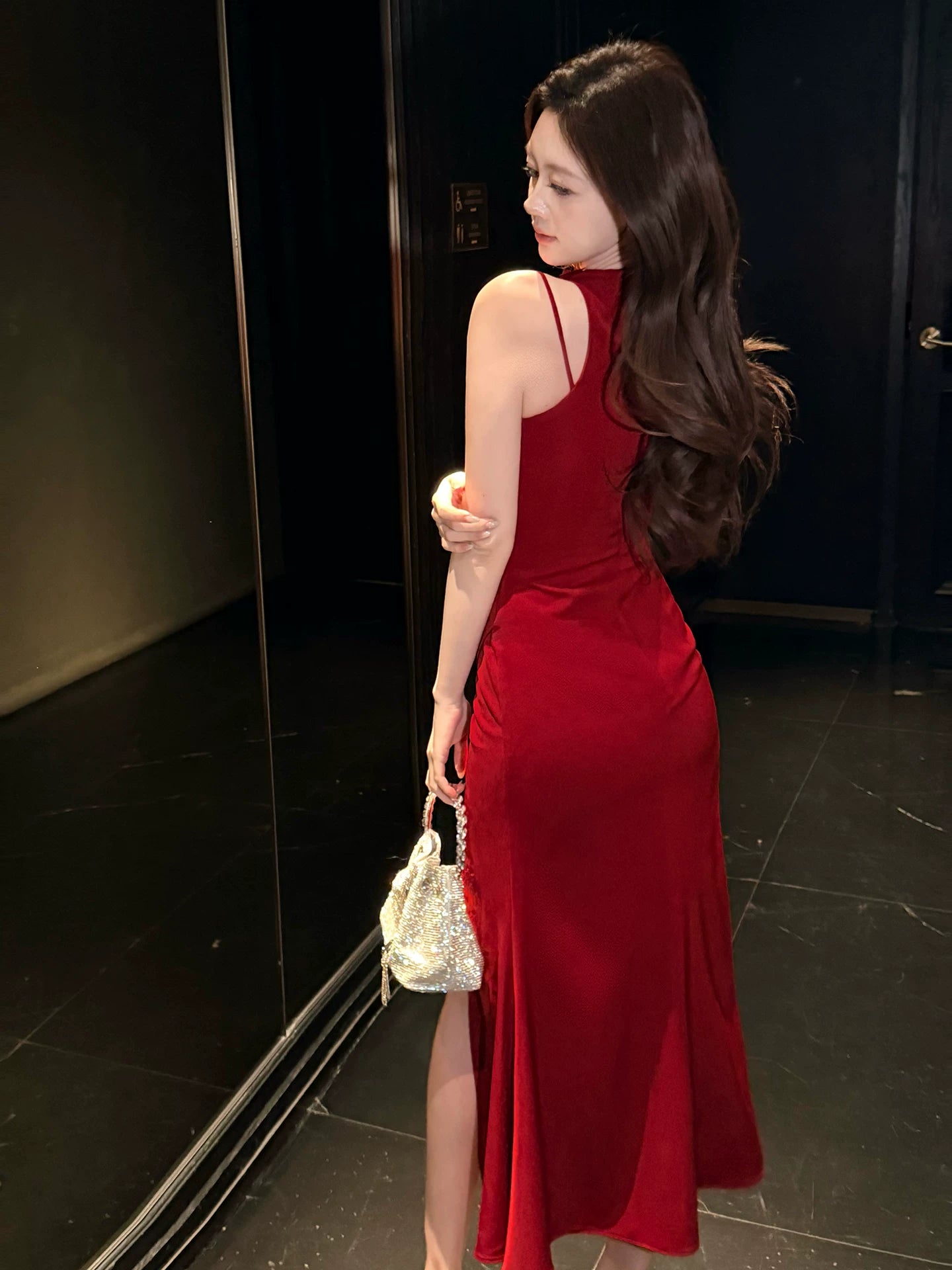 Robe de bal élégante en satin rouge, coupe fourreau, fente, longueur cheville, idéale pour une soirée d'anniversaire ou un 17e anniversaire (AB2461)