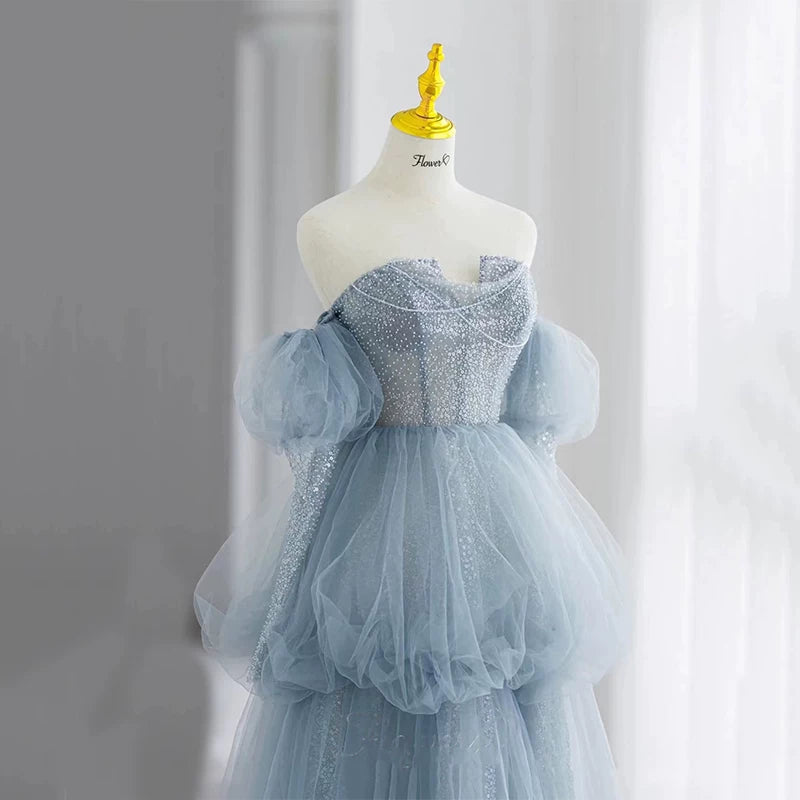 Elegantes, schulterfreies Ballkleid aus staubblauem Tüll – Inspiration für lange Party- und Abendkleider, Outfits zum 20. Geburtstag AB2331