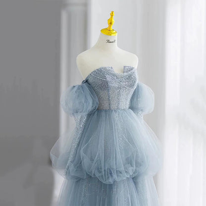 Elegantes, schulterfreies Ballkleid aus staubblauem Tüll – Inspiration für lange Party- und Abendkleider, Outfits zum 20. Geburtstag AB2331