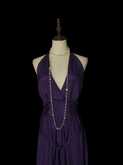Idées de robes de bal longues en mousseline de soie couleur raisin, coupe trapèze, col en V et plis, avec décolleté dos nu. Inspiration pour robes de soirée formelles pour femmes OB004