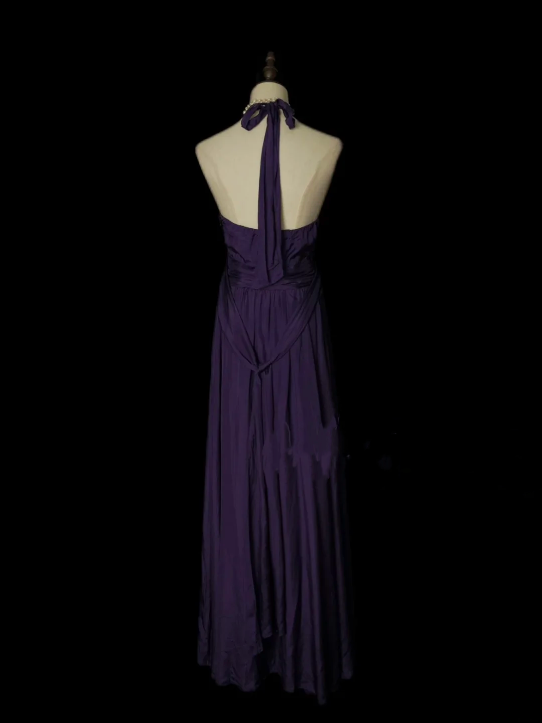 Idées de robes de bal longues en mousseline de soie couleur raisin, coupe trapèze, col en V et plis, avec décolleté dos nu. Inspiration pour robes de soirée formelles pour femmes OB004