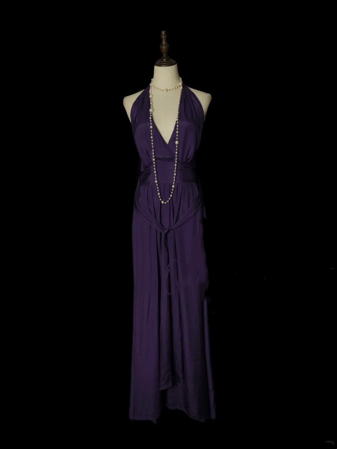 Idées de robes de bal longues en mousseline de soie couleur raisin, coupe trapèze, col en V et plis, avec décolleté dos nu. Inspiration pour robes de soirée formelles pour femmes OB004
