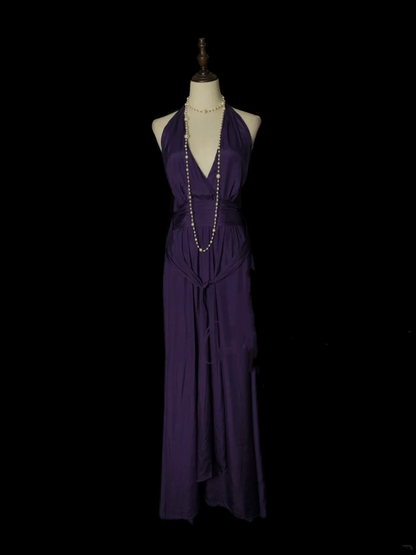 Idées de robes de bal longues en mousseline de soie couleur raisin, coupe trapèze, col en V et plis, avec décolleté dos nu. Inspiration pour robes de soirée formelles pour femmes OB004