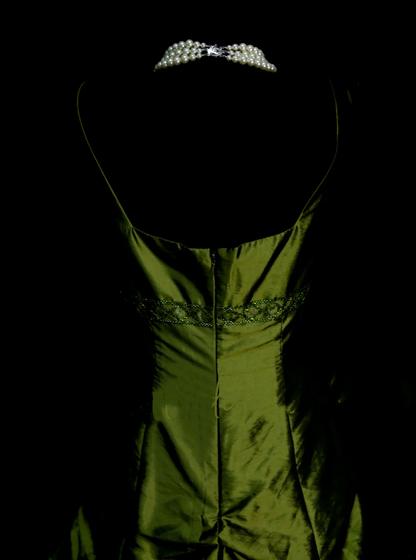 Elegantes Ballkleid mit V-Ausschnitt, olivgrünem Taft und Perlenstickerei, langes Abendkleid, trendiges Partykleid für Damen OB005