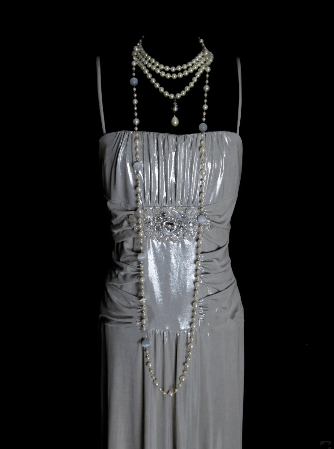 Robe de bal longue en satin gris argenté, coupe trapèze, bretelles spaghetti et plis - Inspiration robe de soirée formelle pour femme OB006