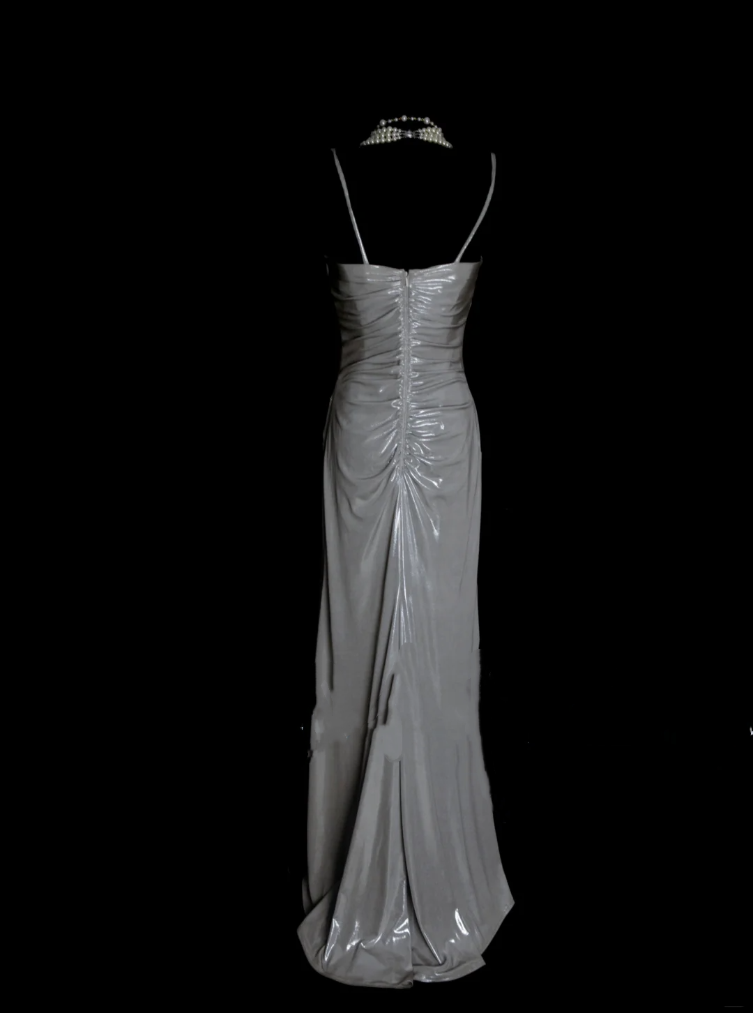 Robe de bal longue en satin gris argenté, coupe trapèze, bretelles spaghetti et plis - Inspiration robe de soirée formelle pour femme OB006
