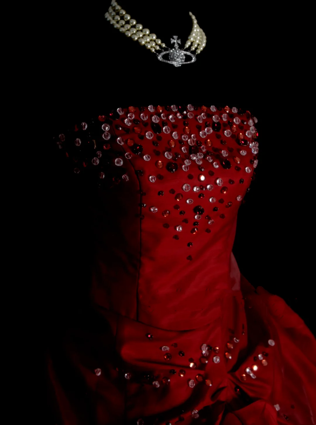 Robe de bal bustier unique en satin rouge bordeaux à plusieurs volants, robe de quinceañera longue pour les 15 ou 16 ans (OB010)