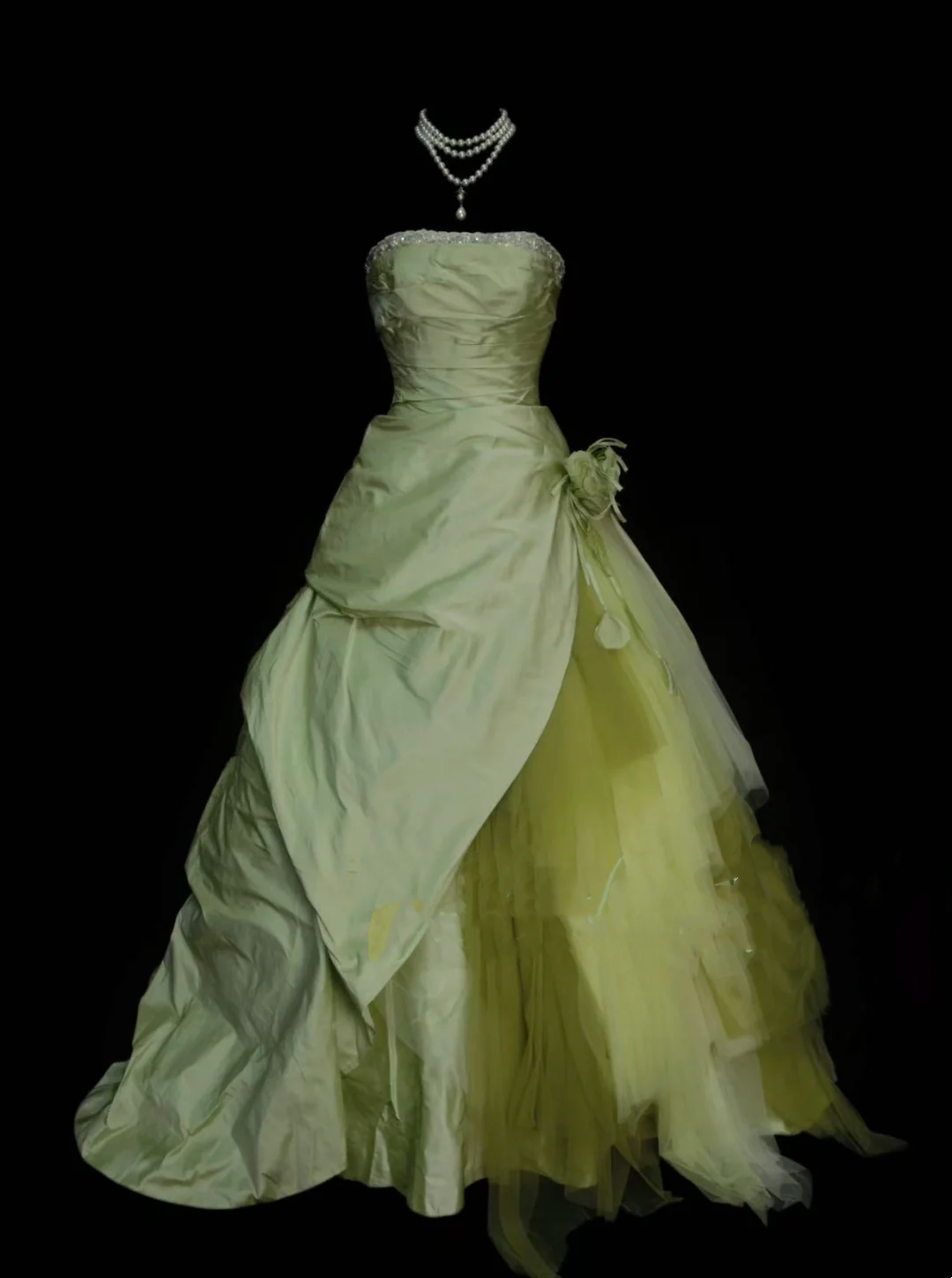 Einzigartiges, trägerloses Ballkleid aus salbeigrünem Tüllsatin mit mehrlagigem Design, ideal für Quinceañera, Sweet 15 und 16 Jahre, Modell OB011