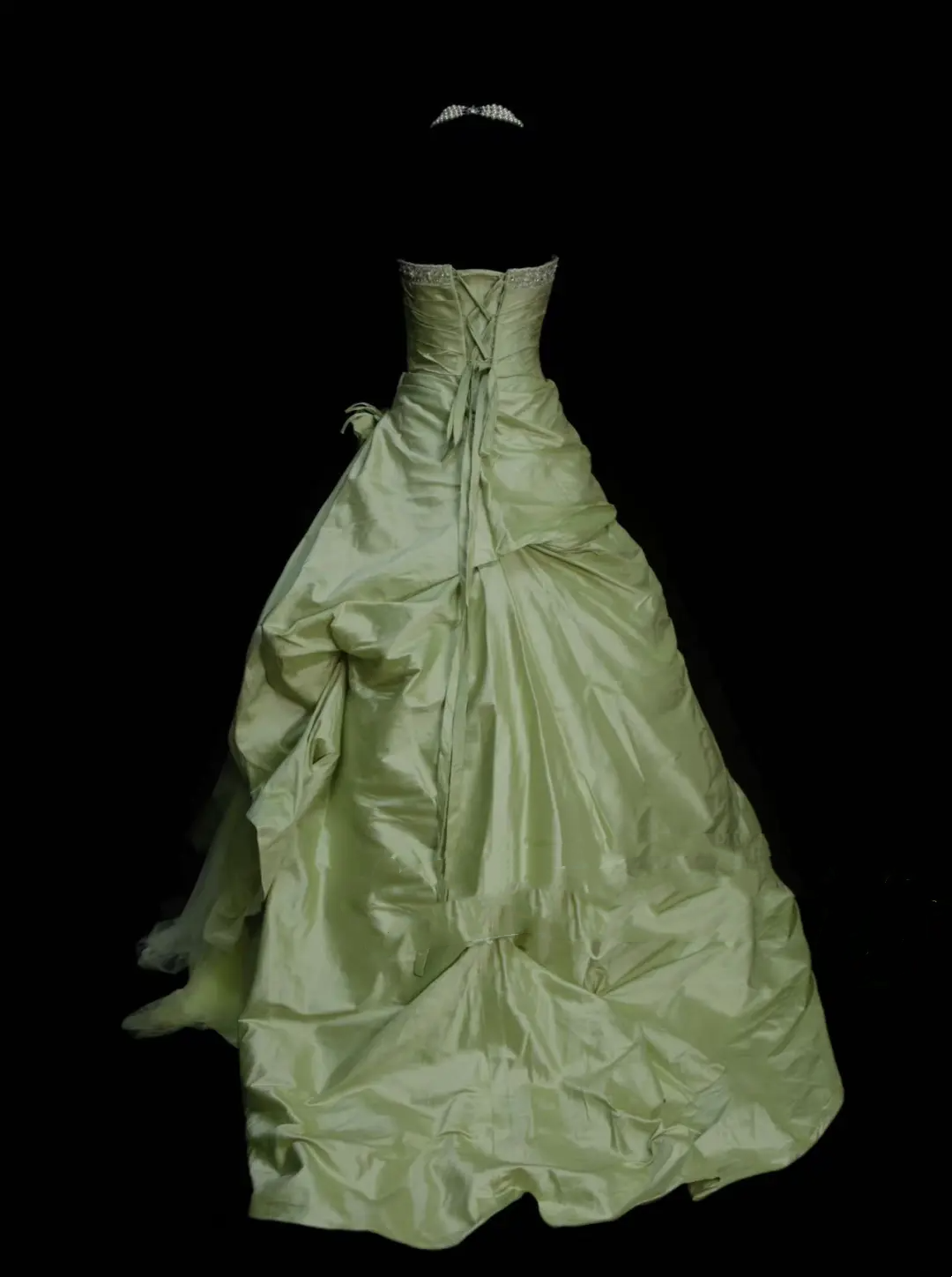 Einzigartiges, trägerloses Ballkleid aus salbeigrünem Tüllsatin mit mehrlagigem Design, ideal für Quinceañera, Sweet 15 und 16 Jahre, Modell OB011