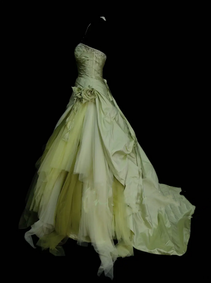 Einzigartiges, trägerloses Ballkleid aus salbeigrünem Tüllsatin mit mehrlagigem Design, ideal für Quinceañera, Sweet 15 und 16 Jahre, Modell OB011