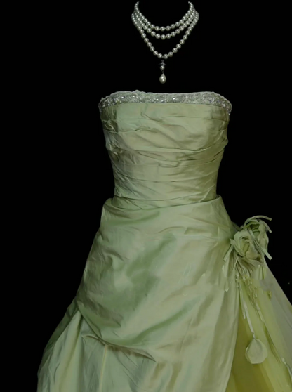 Einzigartiges, trägerloses Ballkleid aus salbeigrünem Tüllsatin mit mehrlagigem Design, ideal für Quinceañera, Sweet 15 und 16 Jahre, Modell OB011
