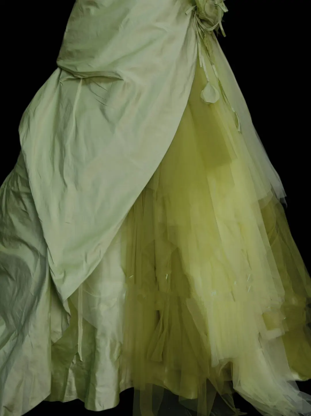 Einzigartiges, trägerloses Ballkleid aus salbeigrünem Tüllsatin mit mehrlagigem Design, ideal für Quinceañera, Sweet 15 und 16 Jahre, Modell OB011